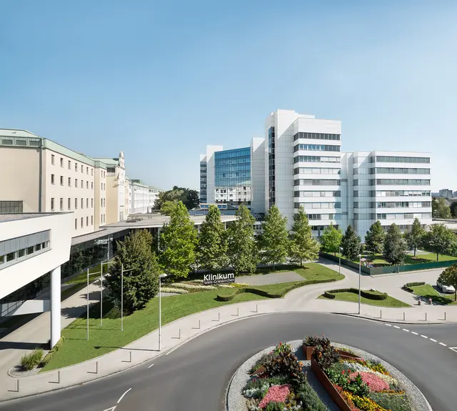 Der Verletzte wurde ins Klinikum Wels eingeliefert. | Foto: Laumat.at/Matthias Lauber