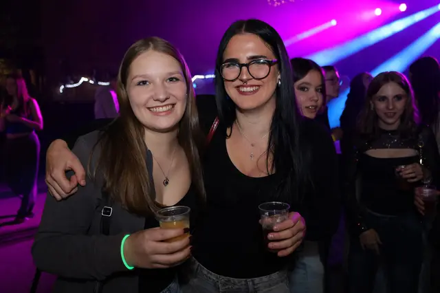 Hanna und Leni freuen sich auf einen perfekten gemeinsamen Partyabend. | Foto: Markus Bäumler/zema-medien.de
