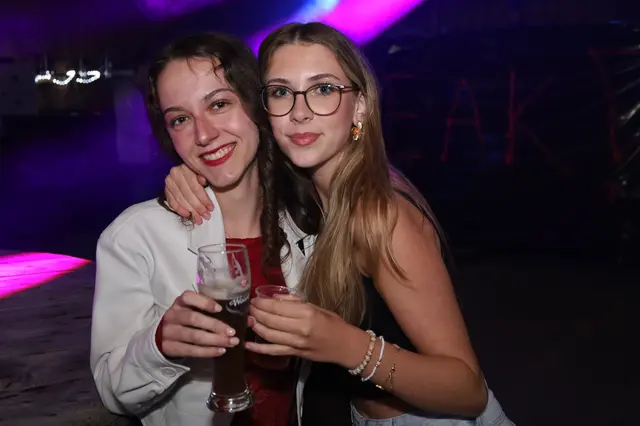 Helene und Lena stossen auf einen gemeinsamen Partyabend an. | Foto: Markus Bäumler/zema-medien.de