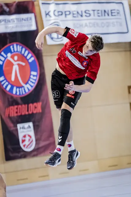 Die Dynamik von WAT Fünfhaus-Rückraumspieler John Baxter, der auch am linken Flügel zum Einsatz kam, war bei den Gegner in der 2. Handball-Liga besonders gefürchtet.  | Foto: WAT Fünfhaus/Roman Stoiber 