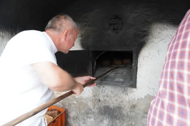 Mit viel Erfahrung und handwerklichem Können wurden insgesamt rund 250 Brotleiber für das Backofenfest 2026 gebacken.