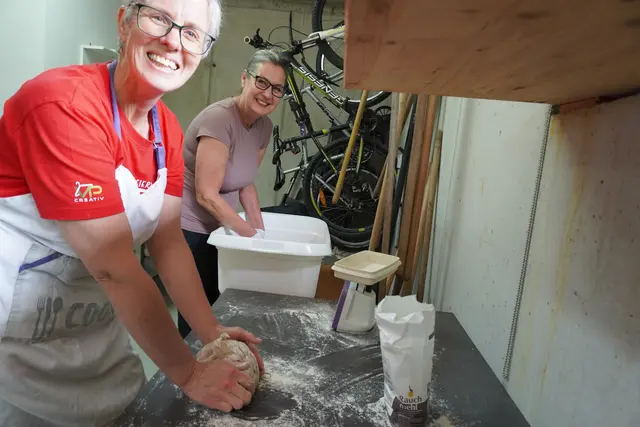 Ingrid und Leni helfen Cora beim Aufmachen der Laiber.