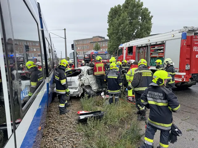 Ein Kleinwagen kollidierte an einem Bahnübergang mit einer Badner-Bahn. | Foto: BFKDO BADEN