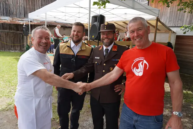 Zahlreiche freiwillige Helferinnen und Helfer der Freiwilligen Feuerwehr Pettnau trugen zum Gelingen des zweitägigen Festes bei, im Bild BAckofenfest-Initiator Josef Riml mit (v.l.) Kommandant-Stv. David Ladner, Kommandant Lukas Berchtold und Altkommandant Peter Berchtold.