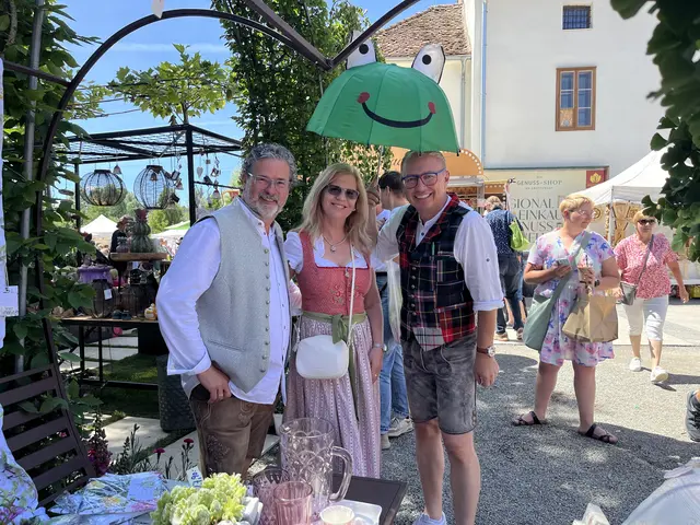Gut gelaunt: Die Veranstalter Manfred Plansak und Karin Stromberger mit ORF Moderator Paul Prattes | Foto: Brigitte Gady
