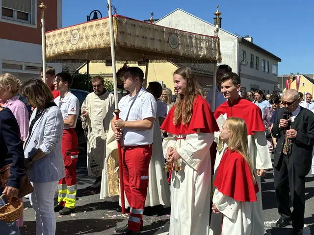 Der "Himmel" über der Monstranz wurde von jungen Männern des Rot-Kreuzes-Jennersdorf getragen. | Foto: Anna Maria Kaufmann