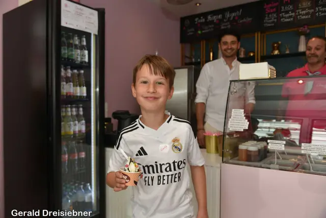 Der junge Mann freute sich über den Jogurt Fotzen  | Foto: Gerald Dreisiebner