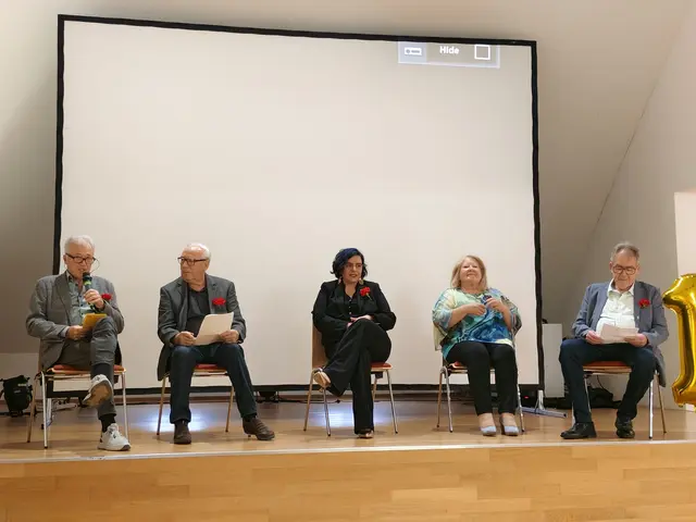 Ehemalige Bürgermeisterinnen und Gemeindevorständin Eva-Christina Wolf fanden sich zur Diskussion auf der Bühne zusammen. 