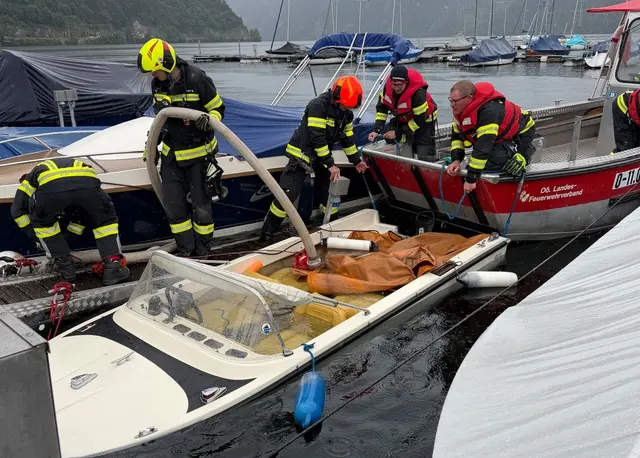 Feuerwehr zu Bootsbergung im Fischerhafen alarmiert