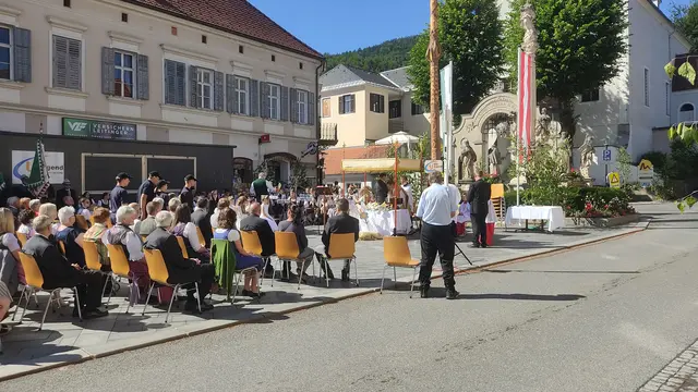 Pfarrer Anton Lierzer zelebrierte die Hl. Messe vor zahlreichen Gläubigen, alle vorbereiten Plätze waren besetzt, sodass viele Menschen die Messe im Stehen verfolgten. | Foto: Günther Koch