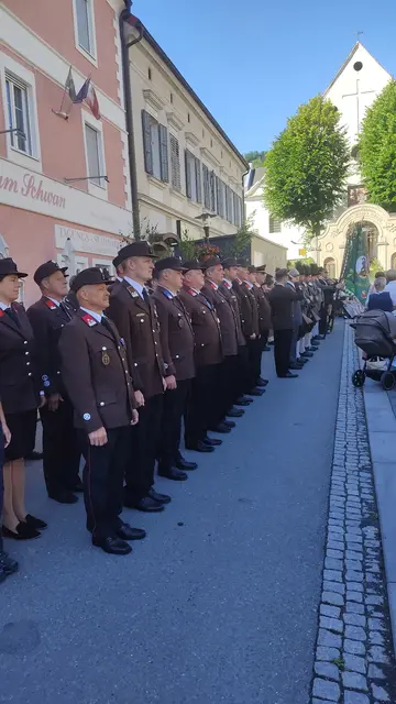 Die angetretene Feuerwehr zur Hl. Messe am Hauptplatz | Foto: Günther Koch