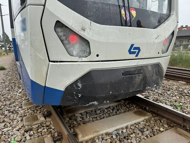 Ein Kleinwagen kollidierte an einem Bahnübergang mit einer Badner-Bahn. | Foto: BFKDO BADEN