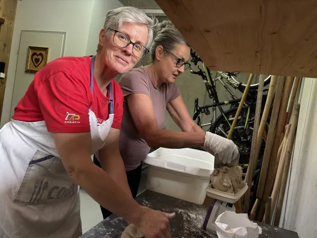 Im Haus der Familie Riml wurde nach uraltem und unverändertem Rezept der Brotteig aus Roggen- und Weizenmehl, Hefe, Germ und Gewürze wie Koreander, Salz, Kümmel und Wasser zubereitet. 