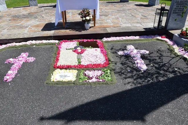Blumenteppich des Elternvereins am Friedhof | Foto: MeinBezirk/Josef Strohmeier
