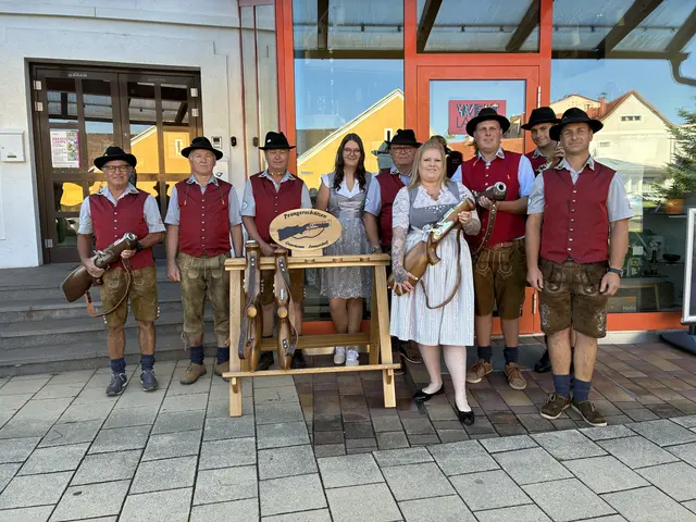 Die Prangerschützen rüsten zum Salutschießen. | Foto: Anna Maria Kaufmann