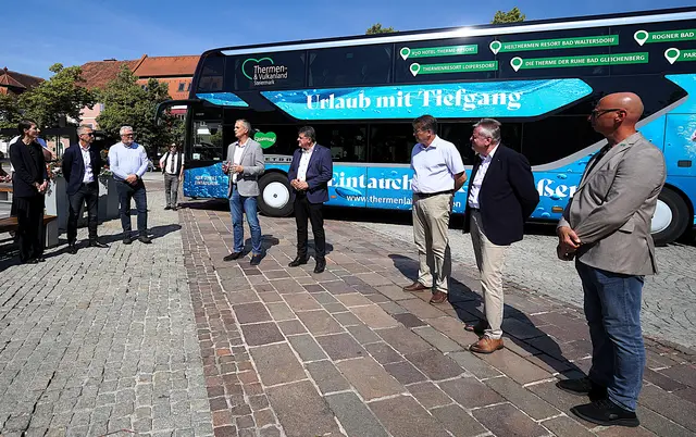 Wien - Thermenland im wasserblauen Doppeldecker