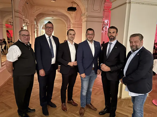 Die Freiheitlichen wohnten der Veranstaltung ebenfalls bei: Hubert Cucek, Manuel Bugnar, Kevin Pfann, Philipp Gerstenmayer, Alexander Landbauer und Franz Lechner. | Foto: Zezula