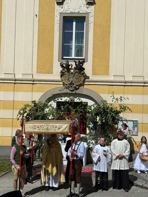 Fronleichnamsprozession Molln Altar beim Pfarrhof | Foto: Felix ©Apotheke Molln