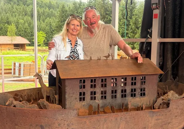 Zirler Vize-Bgm.in und LAbg. Iris Zangerl Walser mit dem Telfer Künstler Bernhard Witsch und seiner „Arche Aiderbichl“. | Foto: Martina Schreier/Bernhard Witsch