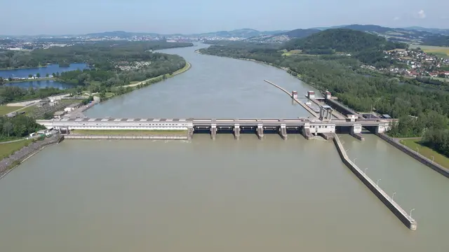 Das Verbund-Kraftwerk Abwinden-Asten wurde 1979 in Niedrigbauweise an der Donau in Oberösterreich errichtet, im typischen 1970er-Stil. | Foto: Johannes Wiedl/VERBUND AG