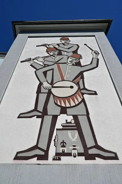 Der akademische Maler Adalbert Schlager (1920-2002) aus Biberbach setzte den Türkenpfeifern in Form eines Fassadenbildes in Sgraffito-Technik in Waidhofen an der Ybbs ein Denkmal. | Foto: Hans-Peter Kriener