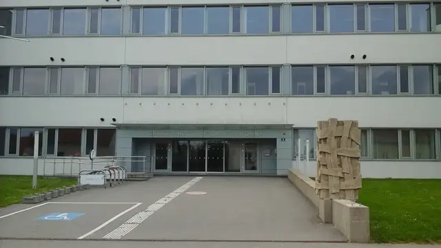 Ein Höhepunkt des Treffens war die Besichtigung der heutigen BHAK/BHAS Horn. | Foto: Privat