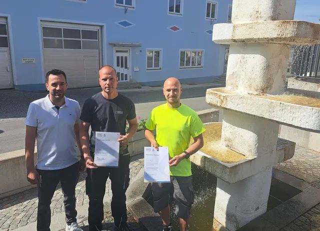 Bürgermeister Andreas Straßer gratulierte Jürgen Höchtl und Florian Nechwatal zur Wassermeister-Prüfung, welche beide mit sehr gutem Erfolg absolviert haben. | Foto: Marktgemeinde Echsenbach