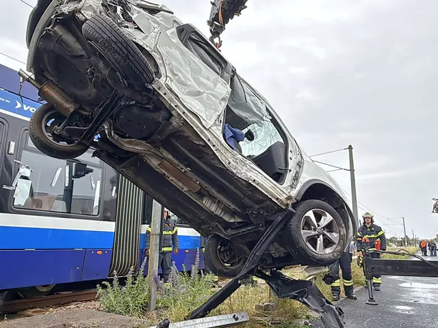 Ein Kleinwagen kollidierte an einem Bahnübergang mit einer Badner-Bahn. | Foto: BFKDO BADEN