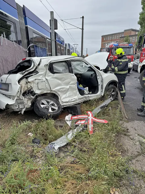 Ein Kleinwagen kollidierte an einem Bahnübergang mit einer Badner-Bahn. | Foto: BFKDO BADEN