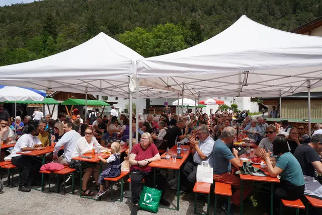 Am Festplatz hinter dem Mellaunerhof lud die Freiwilligen Feuerwehr unter dem neuen Kommando von Lukas Berchtold sowie Kdt.-Stv. David Ladner zum Dämmerschoppen mit kulinarischem Angebot, viel Musik und Kinderprogramm, so auch am Fronleichnamstag, wo nach der Prozession zum Frühschoppen geladen wurde.