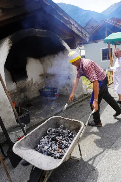 Bei über 200°C wird die Asche aus dem Ofen geholt und damit Platz für die Teigleiber gemacht, die dann mindestens eine halbe Stunde im heißen Gewölbe zum fein duftenden Produkt heranreifen. 