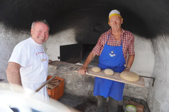 Das Brotbackteam rund um Josef Riml und Rudolf Artho sorgte auch heuer wieder für die begehrten Brotleiber aus dem historischen Backofen in der Pettnauer Schmalzgasse.