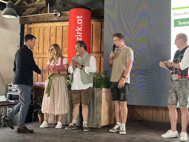 Bürgermeister Daniel Kos gratuliert zur gelungenen Veranstaltung. | Foto: Brigitte Gady