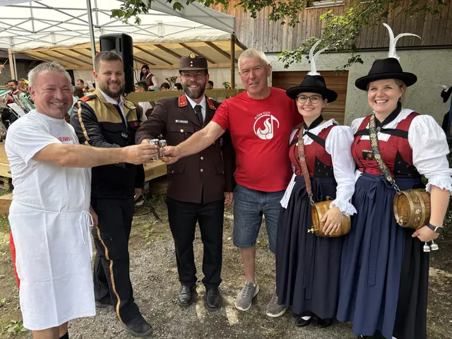 Gemeinsam für die Tradition: Feuerwehrfunktionäre, Helfer, Familienmitglieder und Unterstützer machten das Backofenfest 2026 möglich.