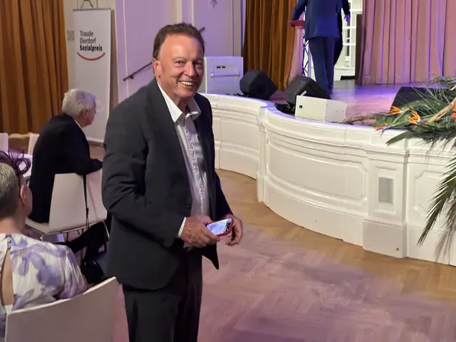 SPÖ NÖ-Klubobmann Hannes Weninger beim Handyfotografieren. | Foto: Zezula