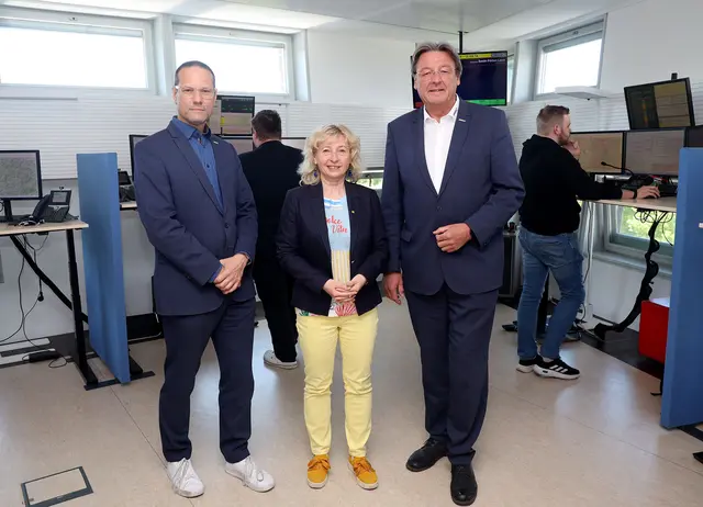 Landesrätin Eva Prischl sowie die beiden Notruf Niederösterreich Geschäftsführer Dr. Christian Fohringer (l.) und Josef Schmoll (r.). | Foto: Anton Heinzl