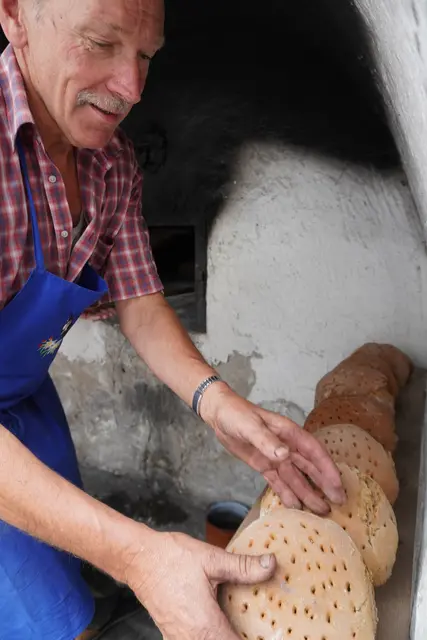 Mit viel Erfahrung und handwerklichem Können wurden insgesamt rund 250 Brotleiber für das Backofenfest 2026 gebacken.