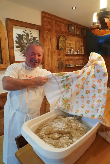 Im Haus der Familie Riml wurde nach uraltem und unverändertem Rezept der Brotteig aus Roggen- und Weizenmehl, Hefe, Germ und Gewürze wie Koreander, Salz, Kümmel und Wasser zubereitet. Nach dem Kneten mit einer alten Maschine aus den 60er Jahren muss der Teig eineinhalb Stunden lang zugedeckt ruhen.