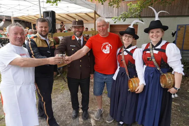 Stoßen auf das Gelingen des Festes an (v.l.) Backofenfest-Initiator Josef Riml, Kommandant-Stv. David Ladner, Kommandant Lukas Berchtold und Altkommandant Peter Berchtold.