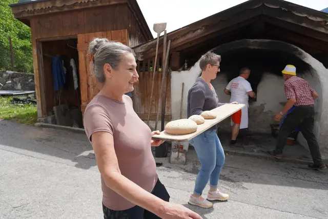 Mit viel Erfahrung und handwerklichem Können wurden insgesamt rund 250 Brotleiber für das Backofenfest 2026 gebacken.