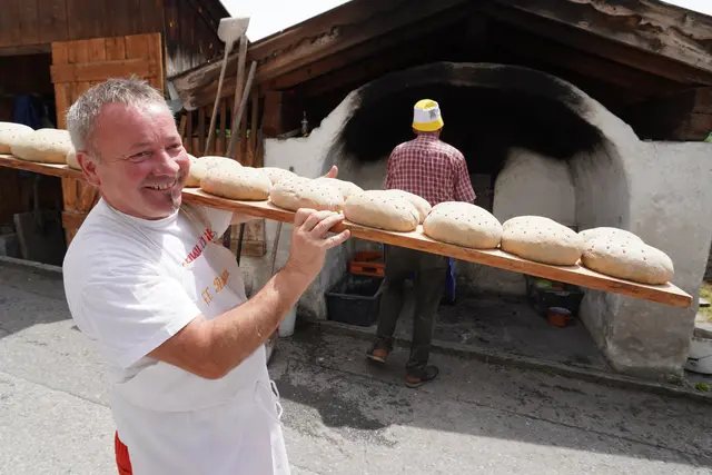 Etwa 50 Brotleiber gehen pro Backdurchgang in den Ofen, mehrmals am Tag wiederholt sich die Prozedur. "Früher haben wir mit etwa 75 Stück angefangen, damals haben wir sogar den Teig mit der Hand geknetet. Heute machen wir etwa 250 Stück, und haben immer noch zu wenige", erklärt Hobby-Brotmacher Josef Riml. 