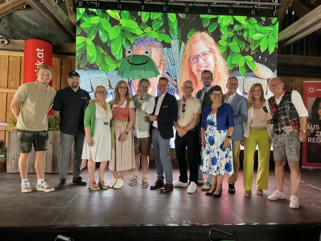 Dicht gedrängt: Die Ehrengäste am Podium mit Grottenhof Manager Julian Gigler (li), Josef Edler von den Steirischen Landschaftsgärtner mit den Vertretern des Leibnitzer Gemeinderats sowie Manfred Plansak mit Gattin und Moderator Paul Prattes. | Foto: Brigitte Gady
