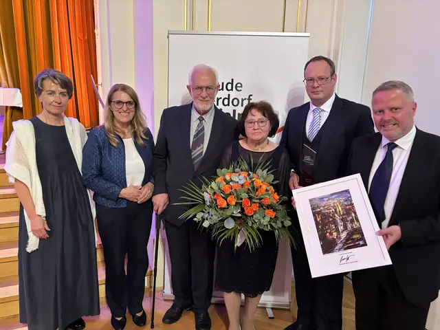 Die Familie Tauchner erhielt den Sozialpreis von Elke Schmid-Dierdorf, Ulrike Königsberger-Ludwig und Rainer Spenger überreicht. | Foto: Zezula