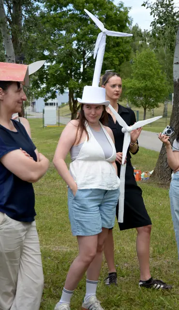 Arbeit der Studierenden der Architektur beim anschließenden Power-Picknick zum Thema "Wie Energieflüsse Landschaften strukturieren". | Foto: Eva Mair-Zeller/Kunstuniversität Linz