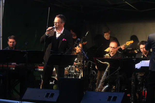 Helmut Riedl sang im zweitem Set der Big Band Weiz einige bekannte Schlagerhits. | Foto: Josef Hofmüller