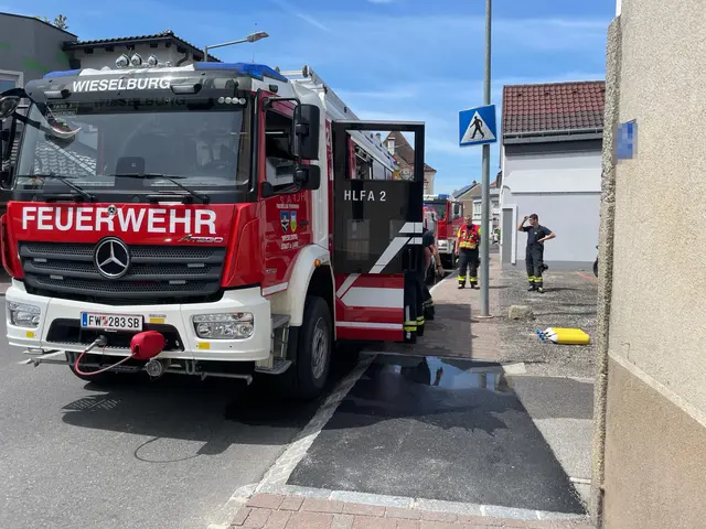 Polizei öffnet Tür, Atemschutztrupp findet versteckten Küchenbrand