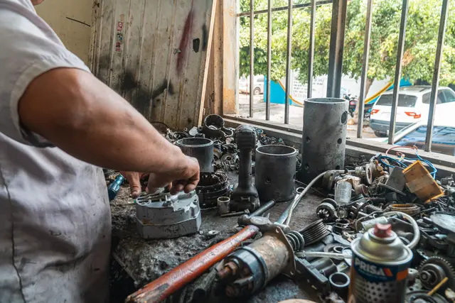 Trotz seiner Geldnot war der Angeklagte auf sein Auto angewiesen, weswegen er sich Ersatzteile von seiner Ex-Firma zahlen ließ. | Foto: pexels / Jose Ricardo Barraza Morach