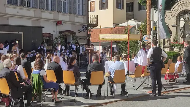 Vorbereitung zur Hl. Messe, die Marktmusikkapelle nimmt ihre Plätze ein | Foto: Günther Koch