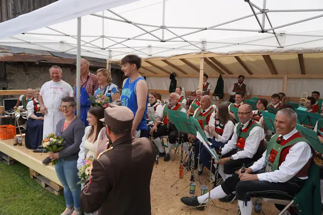 Gemeinsam für die Tradition: Feuerwehrfunktionäre, Helfer, Familienmitglieder und Unterstützer machten das Backofenfest 2026 möglich.