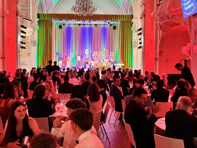 Der Sparkassensaal im bunten Licht. | Foto: Zezula